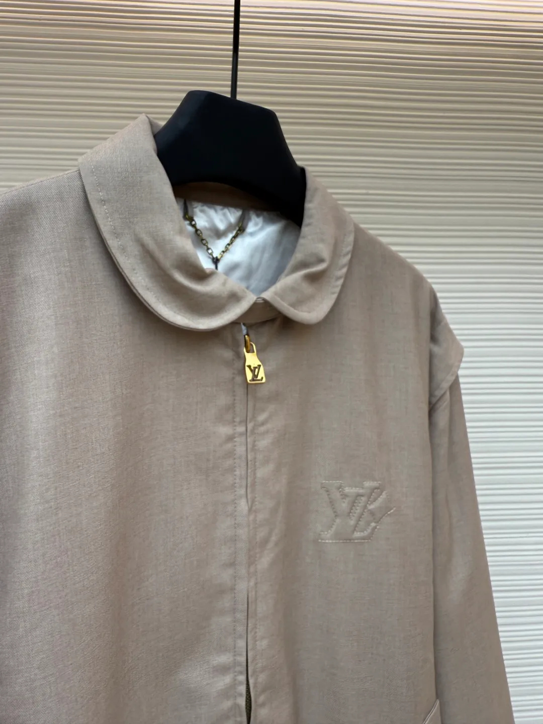 LOUIS VUITTON wool short profile stand-collar jacket ●Authentic product: Purchased and developed for 23900 ●Item number: 1680660-B90 ●Fabric: wool blended fabric ●Technology: Positioning cutting machine ●Version: fitted version ●Weight: about 970 grams ●Size: 50-52-54-56 ●Description: The sample is patterned in the same 50 yards. There is no change in the length of the garment. Custom-woven wool light-mixed twill fabric with composite treatment. Small vat custom-dyed with no color difference. Matching custom-made horizontal knitted wool rib. The opposite-sex pattern style is the same as the original. The knitted gusset on the shoulders is spliced, and the details are perfectly restored. The overall wiring is straight and delicate, the fabric is comfortable and soft, and the color is consistent without color difference. It can be matched with the same style to create a fashionable look and control various occasions. Customized accessories, complete with three standards, same style for men and women!